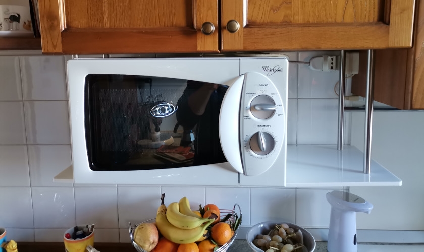 mensola da cucina in plexiglass per microonde