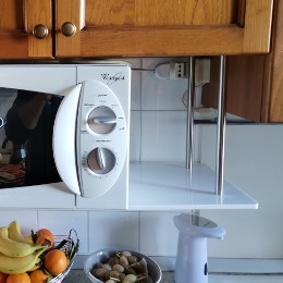 mensola da cucina in plexiglass per microonde