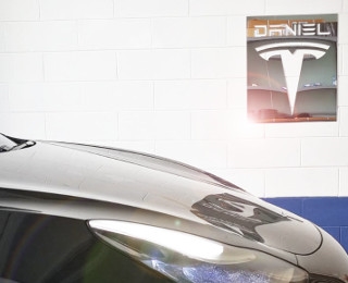 targa con stemma tesla personalizzato